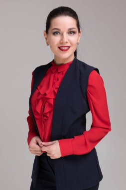 Hafif bir arka plan üzerinde izole iş elbiseleri güzel bir kız portresi