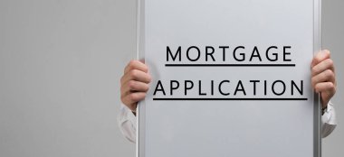 yazıt ile bir poster holding mens eller üzerinde ışık arka plan izole uygulama mortgage