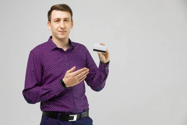 Empresário de camisa branca segurando cartão de banco na mão isolado no fundo branco — Fotografia de Stock