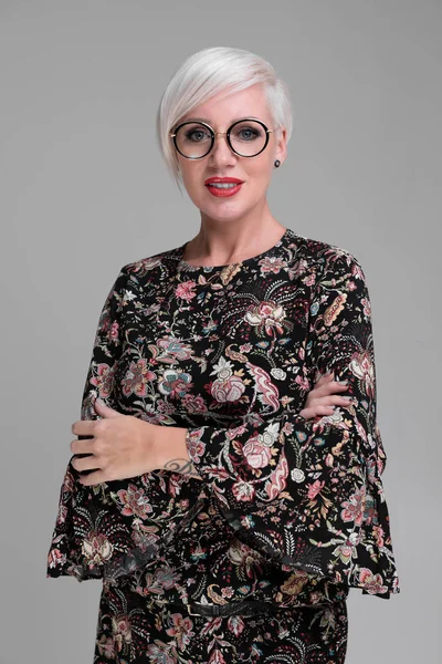 Retrato de jovem loira com óculos isolados no fundo claro — Fotografia de Stock
