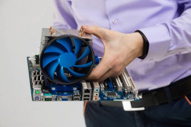 Soğutucu ve anakart üzerinde ışık arka plan izole mens eller yakın çekim