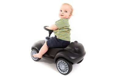 Beyaz arka plan üzerinde izole bir sedye üzerinde oturan çocuk