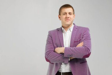 açık renkli izole bir katlanmış ceket kollarında genç adam