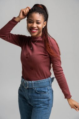 güzel siyah kadın izole üzerinde beyaz arka plan dans