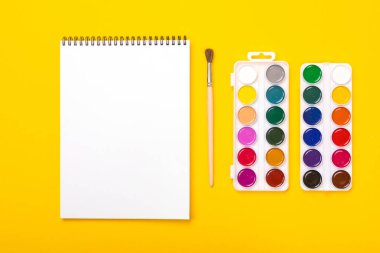 Suluboya boya ve fırça ile albüm turuncu arka plan boyama için