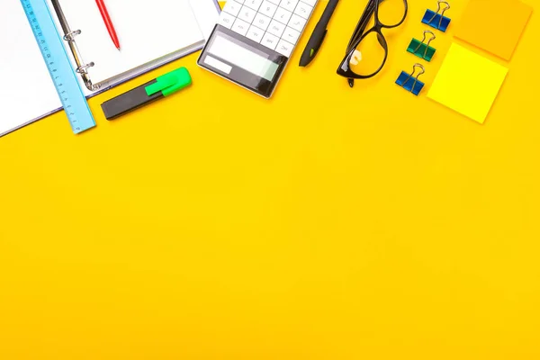 Vista superior da mesa de espaço de trabalho com tablet, notebook e caneta com copyspace isolado em fundo amarelo — Fotografia de Stock