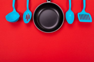 Kızartma tavası spatula ve kaşık olarak kavram yemek pişirmek için mutfak gereçleri ile yakın çekim resim