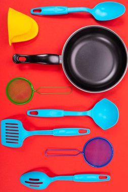 Kırmızı zemin üzerine izole mutfak mutfak aletleri