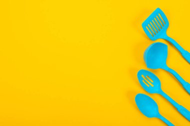 Mutfak eşyaları üzerinde sarı arka plan izole kavramı tasarım