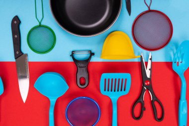 Renkli arka plan üzerinde izole mutfakta yemek pişirmek için farklı mutfak gereçleri