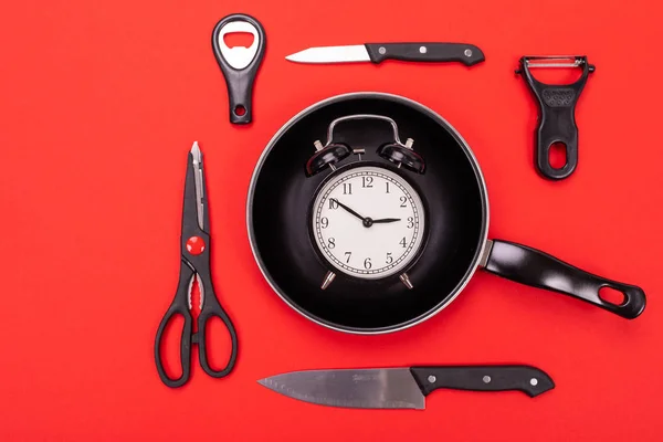 Pohled shora vaření nádobí složení v kuchyni izolované na červeném pozadí — Stock fotografie