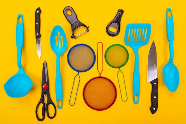 Conceito de design de utensílios de cozinha isolados sobre fundo amarelo — Fotografia de Stock