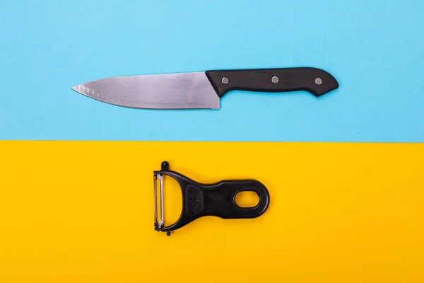 Conceito de design de utensílios de cozinha isolados em fundo azul-amarelo — Fotografia de Stock