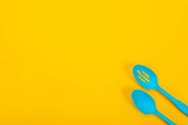 Conceito de design de utensílios de cozinha isolados sobre fundo amarelo — Fotografia de Stock