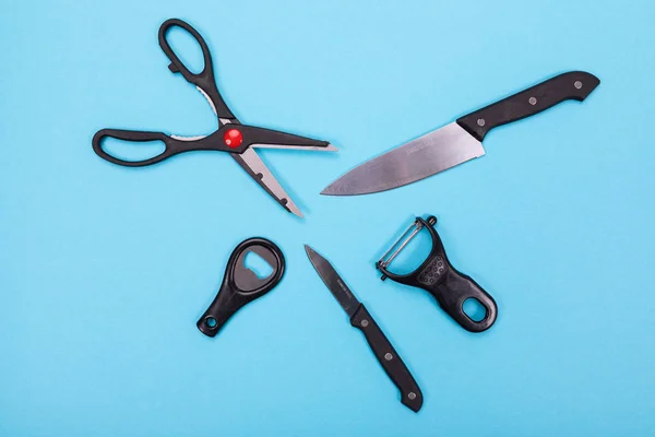 Top view of cooking utensils composition in kitchen isolated on blue background — 스톡 사진