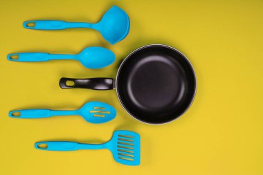 Mutfak gereçleri ile sarı zemin üzerine boşaltmak izole mutfakta yemek pişirmek için