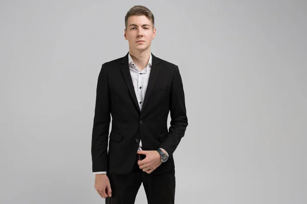 Retrato de hombre joven en traje negro aislado sobre fondo blanco —  Fotos de Stock