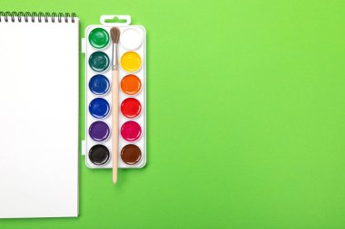 Suluboya boya ve fırça ile boyama ile yeşil zemin üzerine boşaltmak için tuval