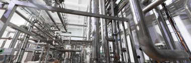 Fabrika arka plan üzerinde izole metalik borular
