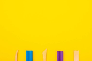 İzole sarı arka plan üzerinde renkli hamuru set