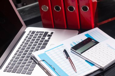 Belgelerle ve kırmızı klasörleri yakınındaki Kırtasiye Ofis İşyeri