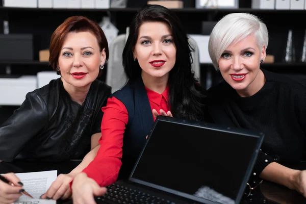 Retrato de três mulheres de negócios no trabalho em escritório elegante — Fotografia de Stock