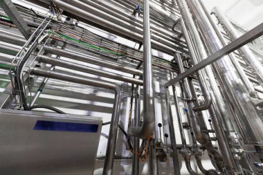 Fabrika arka plan üzerinde izole metalik borular