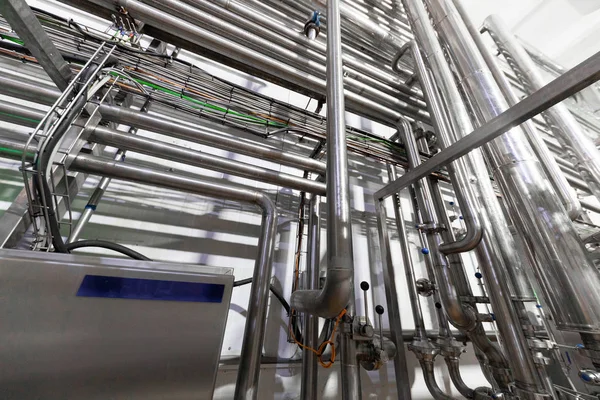 Fabrika arka plan üzerinde izole metalik borular