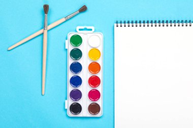 Suluboya boya ve fırça ile albüm üzerinde mavi arka plan izole boyama için