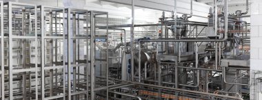 Ekipman, kabloları ve modern endüstriyel tesis içinde bulunan boru