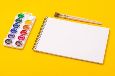 Suluboya boya ve fırça ile albüm üzerinde sarı arka plan izole çizim için