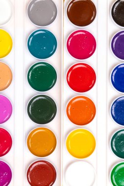 Palet boya yakın çekim ile yalan üzerinde izole sarı arka plan