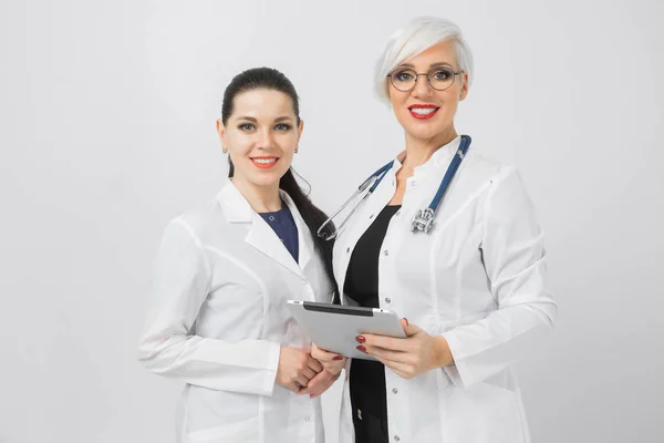 Retrato de médico e enfermeiro com tablet em mãos isoladas sobre fundo branco — Fotografia de Stock