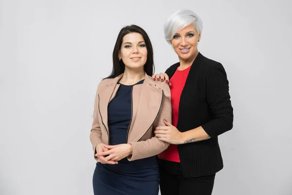 Portrait à la taille Deux jeunes filles se tiennent isolées sur fond blanc — Photo