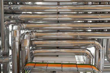 Çelik boru hatları ve kabloları fabrika iç Sanayi Bölgesi arka plan kavram olarak