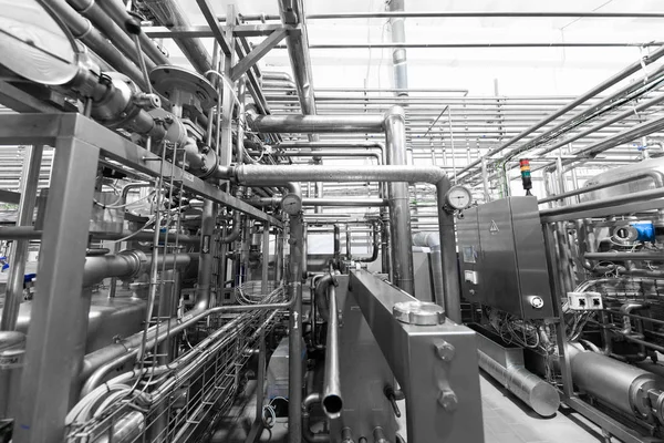 Concepto de fondo de zona industrial. Tuberías y cables de acero en el interior de fabricación — Foto de Stock