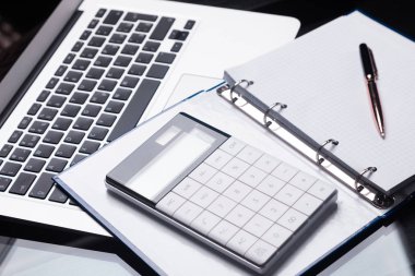 Bir dizüstü bilgisayar ve notebook açık bir modern hesap makinasıdır
