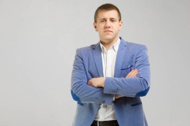 açık renkli izole bir katlanmış ceket kollarında genç adam