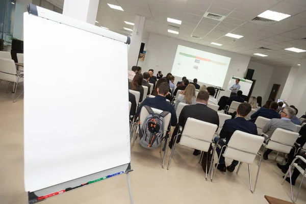 Styrelsen på bakgrund av publiken i konferensrummet. Affärsidé — Stockfoto