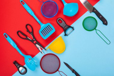 Kırmızı-mavi arka plan üzerinde izole mutfak gereçleri
