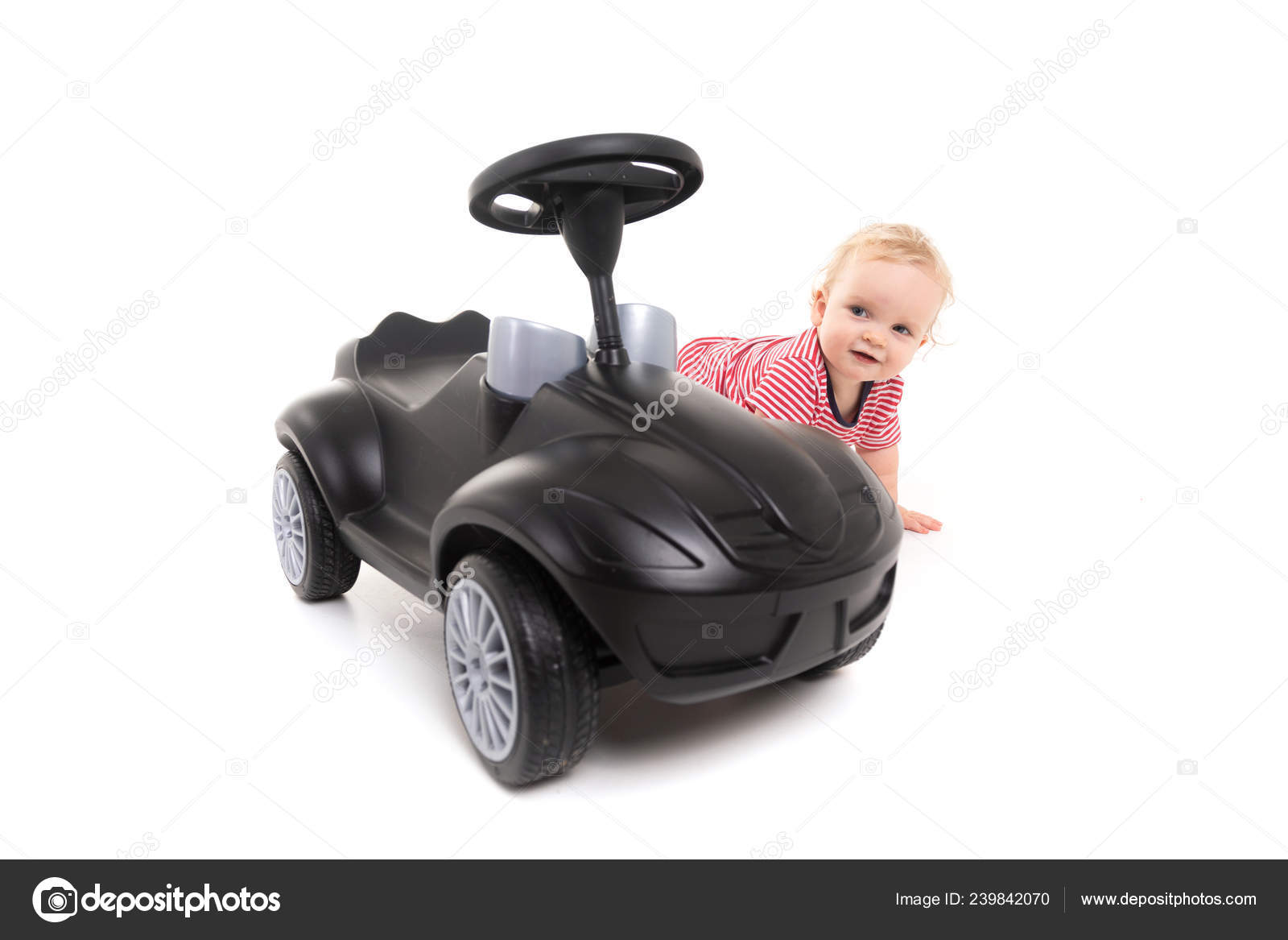 Bebe A Cote De Voiture Jouet Noir Isole Sur Fond Blanc Image Libre De Droit Par Fotoevent Stock C