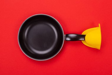 Mitt kırmızı zemin üzerine izole fırın ile kızartma tavası