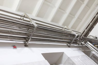 Çelik boru hatları ve kabloları fabrika iç Sanayi Bölgesi arka plan kavram olarak