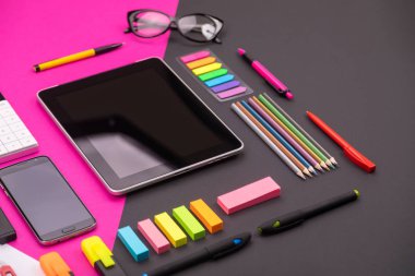 Tablet, Gözlük, ileti örneği ve pembe ve siyah arka plan üzerinde smartphone ile modern Bacic resmi. Düz yatıyordu stili