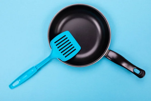 Keukengerei geïsoleerd op blauwe achtergrond — Stockfoto