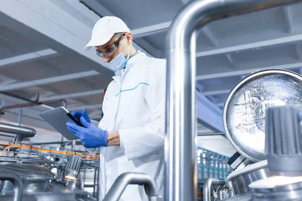 Tecnólogo Una Bata Blanca Guantes Máscara Sosteniendo Una Tableta Encuentra — Foto de Stock