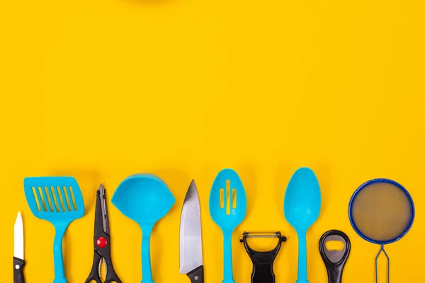 Keukengerei geïsoleerd op gele achtergrond — Stockfoto