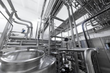 Çelik boru hatları ve kimyasal sanayi arka plan kavram olarak fabrika iç kablolar