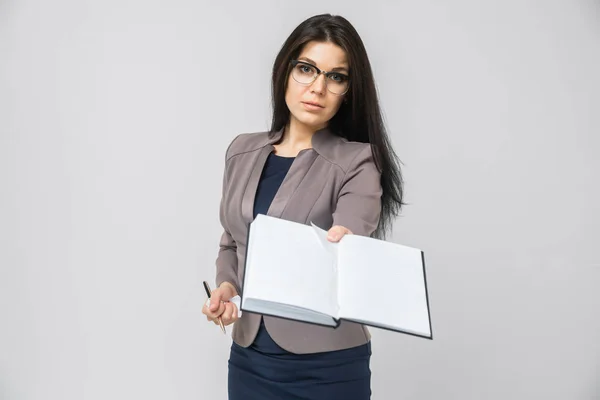 Chica joven se extiende por delante del planificador de día aislado en el fondo claro — Foto de Stock