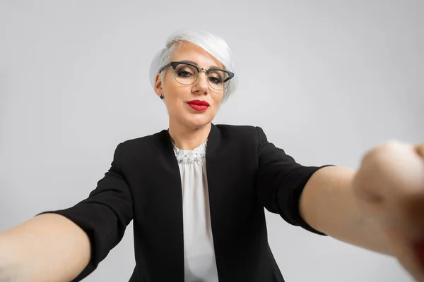 Retrato de una mujer de negocios confiada en un traje estricto aislado sobre un fondo claro — Foto de Stock